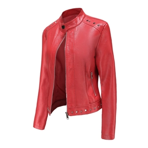 Detailansicht der roten Kunstlederjacke mit silbernen Nieten und Metallreißverschlüssen