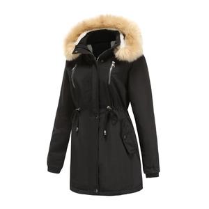 Dettaglio del parka invernale con ampio collo in ecopelliccia e calda fodera in pile