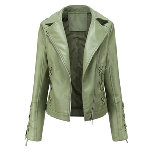 Détail de la veste en cuir vert avocat avec laçage croisé sur les manches et les côtés
