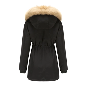 Vista posteriore di un parka invernale nero con cappuccio in pelliccia e coulisse in vita