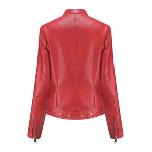 Rückansicht einer roten Lederjacke mit silbernen Nieten und Metall-Reißverschlüssen