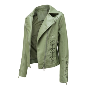 Vue détaillée de la veste en similicuir vert sauge avec laçage latéral et zip en métal