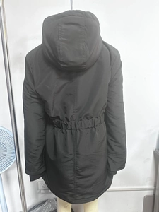 Vue arrière du parka noir à capuche avec cordon de serrage et poignets côtelés