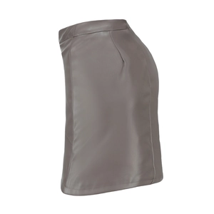 Détail de la taille haute et du contour latéral de cette jupe en similicuir taupe