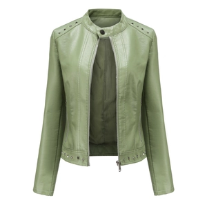 Detailaufnahme der silbernen Kegelnieten und Metallreißverschluss der grünen Lederjacke
