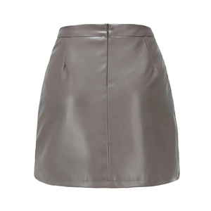 Vue détaillée de la jupe taille haute en cuir PU mocha avec fermeture éclair invisible au dos