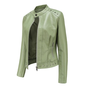 Detailansicht der bohnenbeigen Kunstlederjacke mit Stehkragen und silbernen Nieten