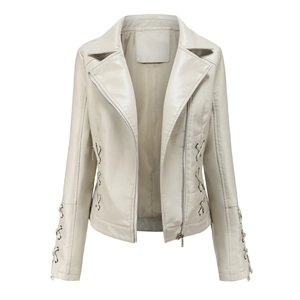 Détail du laçage latéral sur une veste de motard en similicuir beige avec œillets
