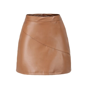 Vue détaillée d'une mini-jupe en similicuir marron avec couture diagonale et fini mat