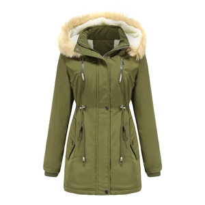 Dettaglio del parka invernale verde oliva con cappuccio in pelliccia e fodera polare