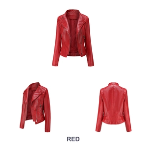Vue en trois plans d'une veste cintrée en similicuir rouge avec revers et fermetures