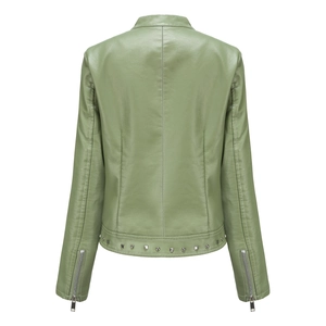 Rückansicht einer grünen Kunstlederjacke mit silbernen Nieten und Reißverschlussbündchen