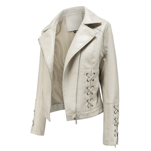 Détail du blouson en cuir blanc cassé avec lacets et rivets sur les manches et côtés