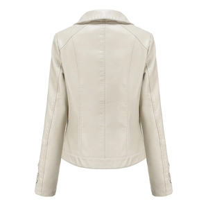Vue arrière détaillée d'une veste beige en similicuir avec coutures et boutons aux poignets