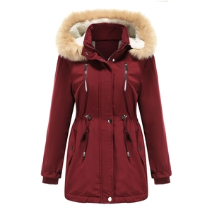 Dettaglio del parka invernale bordeaux con cappuccio in ecopelliccia rimovibile e coulisse