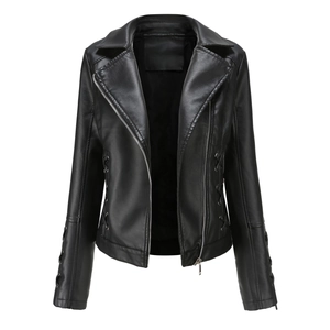 Détail de la veste motard en cuir noir avec zips métalliques et laçage latéral croisé