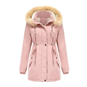 Dettaglio parka invernale rosa con cappuccio in pelliccia, coulisse e polsini a coste
