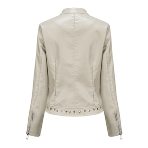 Rückansicht der beige Lederjacke mit Metallnieten und Reißverschlüssen am Ärmel