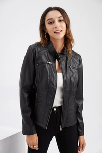 Dettaglio della giacca in pelle nera slim fit con colletto alla coreana e trapuntatura