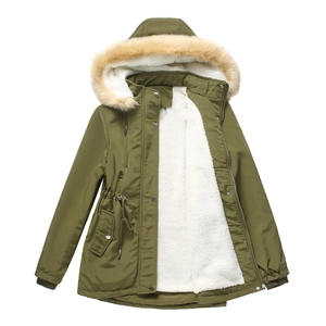 Dettaglio del parka invernale verde militare con fodera in pile e coulisse regolabile
