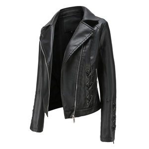 Détail de la veste en similicuir noir avec lacets aux manches et fermeture éclair argentée