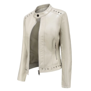 Detail von Nietenhalsband und Silberreißverschluss an cremefarbener Lederjacke