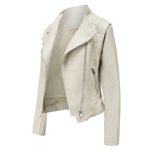 Détail de la texture en cuir PU et fermeture éclair sur une veste beige cintrée