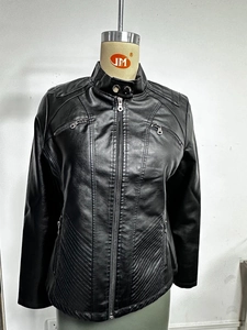 Dettaglio della giacca da donna in finta pelle nera con colletto alla coreana e trapuntatura