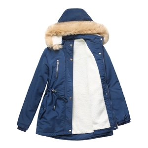 Dettaglio di un parka blu scuro con fodera in lana d'agnello bianca e bordo in ecopelliccia