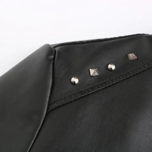 Detailaufnahme einer schwarzen Lederjacke mit silbernen Nieten an der Schulterpartie