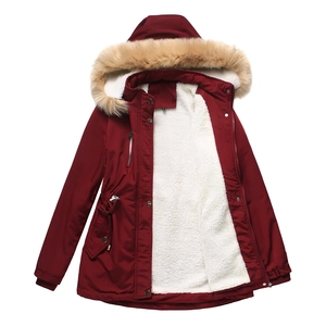 Dettaglio del parka invernale bordeaux con spessa fodera in Sherpa e grande cappuccio in pelliccia