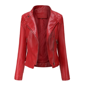 Détail d'une veste rouge en similicuir ajustée avec fermeture éclair asymétrique et col
