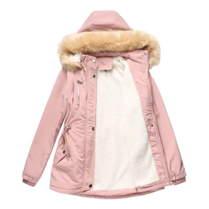 Dettaglio di un parka invernale rosa chiaro con fodera in pile e cappuccio in eco-pelliccia