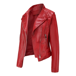 Détails d'une veste cintrée en similicuir rouge avec fermeture à glissière asymétrique