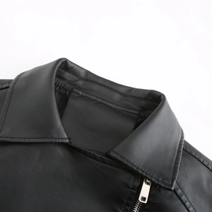 Gros plan sur une veste en similicuir noir avec col à revers et fermeture éclair métallique