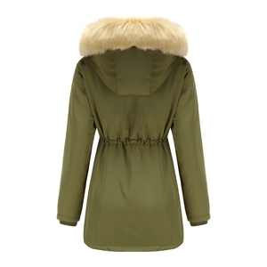 Vista dettaglio retro del parka verde oliva con coulisse in vita e cappuccio di pelliccia
