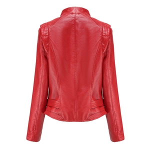 Détail du dos d'une veste en similicuir rouge avec coutures ajustées et épaules matelassées