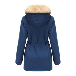 Vista posteriore del parka blu navy con colletto in pelliccia e coulisse in vita