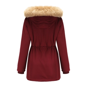 Dettaglio del retro del parka invernale bordeaux con collo in pelliccia sintetica e coulisse