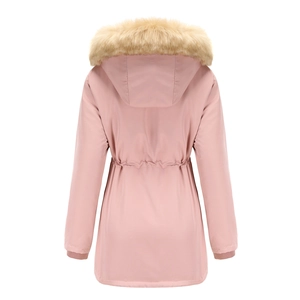 Dettaglio del parka invernale rosa con cappuccio in pelliccia sintetica e coulisse