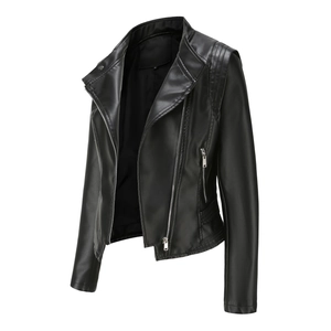 Détail d'une veste cintrée en simili cuir pour femme avec épaules matelassées et fermetures