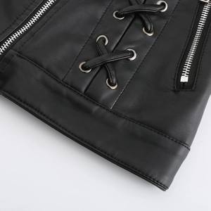 Détail d'une veste en cuir noir avec œillets métalliques et laçage croisé élégant