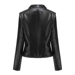 Détail du dos d'une veste cintrée en simili cuir noir avec coutures matelassées aux épaules