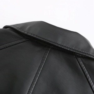Détail du revers et des coutures d'une veste en cuir tressé noir pour femme en gros plan