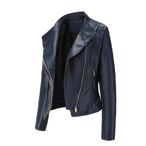Détail de la veste en similicuir bleu marine montrant le col à revers et l'épaule matelassée