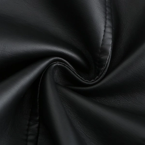 Gros plan sur la texture du cuir noir tissé montrant le grain fin et les plis doux