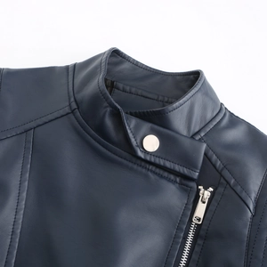 Détail de la veste en cuir PU bleu foncé montrant le revers, le bouton et la fermeture éclair