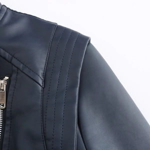 Détails de la veste en cuir PU bleu foncé montrant les coutures d'épaule et le zip en métal
