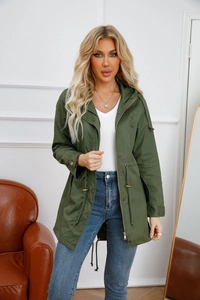 Detalle de parka verde militar con cintura ajustable y cierre de cremallera frontal
