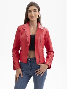 Détail du blouson motard en similicuir rouge avec laçage à œillets sur la taille et manches